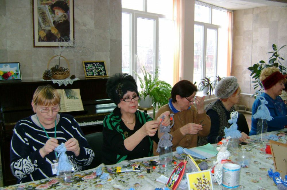 На творческих занятиях пожилые учатся вышивать и вязать, мастерить поделки, которые можно потом подарить родным и близким.