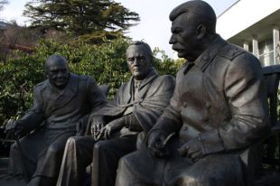 В Ялте открыли памятник Сталину, Рузвельту и Черчиллю. Но полная драм история ХХ века — не застывший монумент?