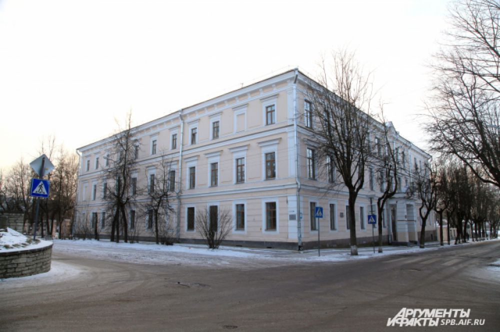 Каверин учился в Псковской губернской гимназии 6 лет