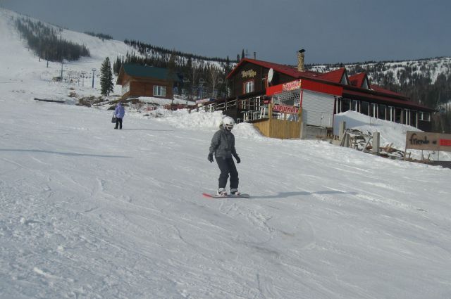 Двух сноубордистов спасли с горы Мустаг.