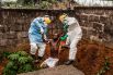 Пит Мюллер, фотограф National Geographic и The Washington Post, выиграл первый приз в категории «Новости». На его работе изображен Центр лечения Эболы, медики которого сопровождают в изолятор сбежавшего больного.