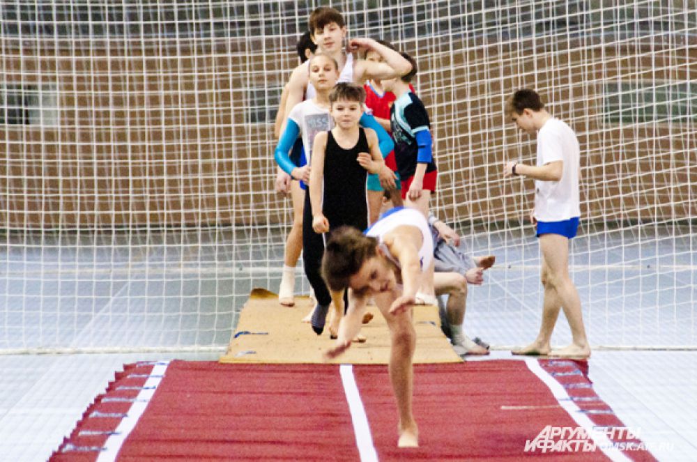 В Омске состоялись соревнования по прыжкам на акробатической дорожке