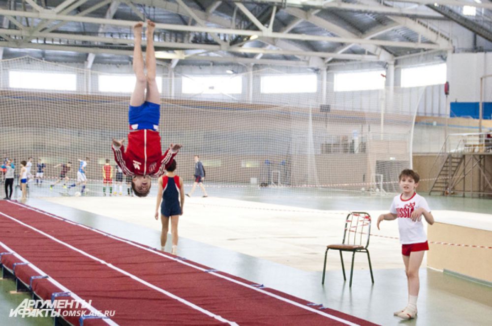 В Омске состоялись соревнования по прыжкам на акробатической дорожке
