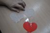 Вырезаем по образцу из полиэтилена заготовку сердечка нужного размера и две такие же  из марли.