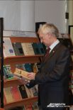 Зампредседателя облизбиркома Александр Машков, известный как многочитающий человек, сразу заинтересовался книгами, подаренными музею.