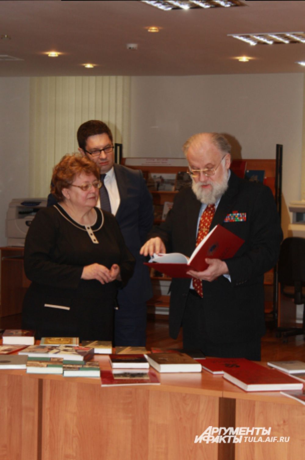 Многие книги, подаренные Чуровым, подписаны лиьо авторами книг, либо героями этих книг.