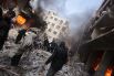 9 февраля. Дамаск, Сирия. Люди ищут выживших и попытаться потушить огонь после серии авиаударов.