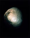 Япет — третий по величине спутник Сатурна и двадцать четвёртый по расстоянию от него из 62 известных его спутников. Снимок сделан в 1981 году зондом «Вояджер-2». 