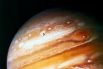 Когда «Вояджер-1» пролетел мимо Юпитера на расстоянии 278 000 километров в марте 1979 года, он сумел сделать снимок бури, которая бушевала на Юпитере минимум 300 лет.