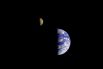  Первый кадр космического зондома «Вояджер-1». 18 сентября 1977 года. Фотография сделана на расстоянии 7 250 000 миль от Земли. Этот кадр состоит из трех снимков, сполученных с помощью цветовых фильтров.