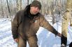 Главный охотовед дирекции государственного природного заказника  «Горненский» Станислав Антипов показывает какого размера кабан чесался о дерево.