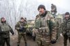 Украинские военные играют в футбол на передовой возле Дебальцево