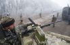 Украинские военные играют в футбол на передовой возле Дебальцево