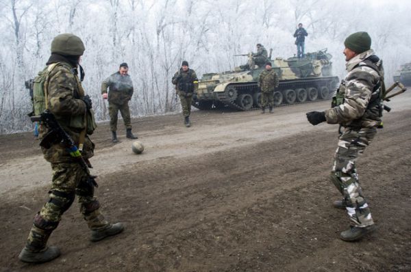 Украинские военные играют в футбол на передовой возле Дебальцево