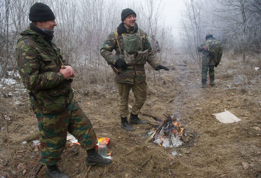 Украинские военные играют в футбол на передовой возле Дебальцево