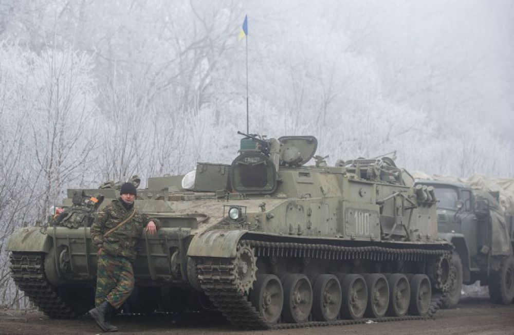 Украинские военные играют в футбол на передовой возле Дебальцево