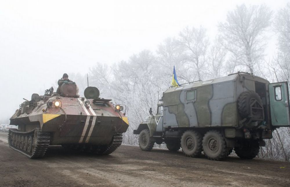Украинские военные играют в футбол на передовой возле Дебальцево