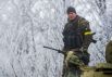 Украинские военные играют в футбол на передовой возле Дебальцево
