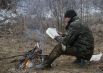 Украинские военные играют в футбол на передовой возле Дебальцево