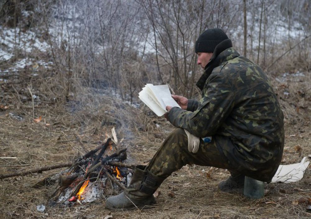 Украинские военные играют в футбол на передовой возле Дебальцево