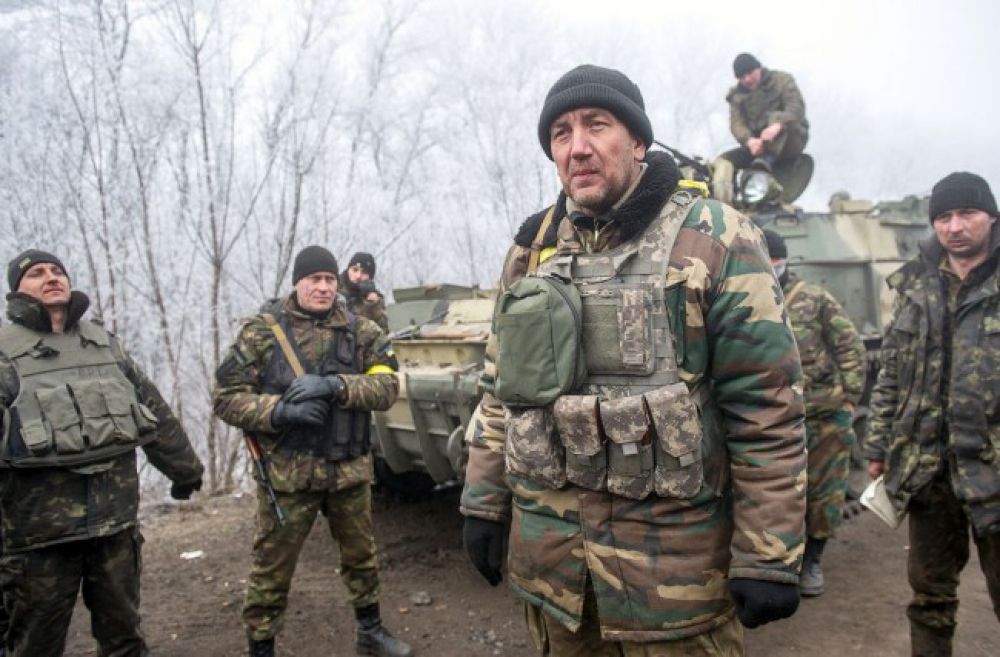 Украинские военные играют в футбол на передовой возле Дебальцево