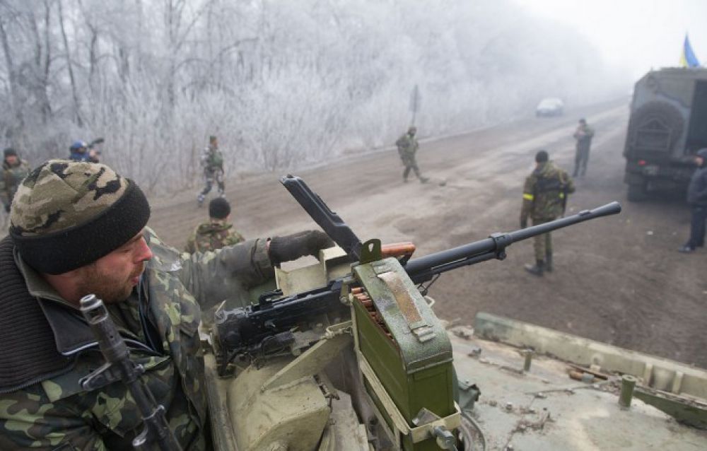 Украинские военные играют в футбол на передовой возле Дебальцево