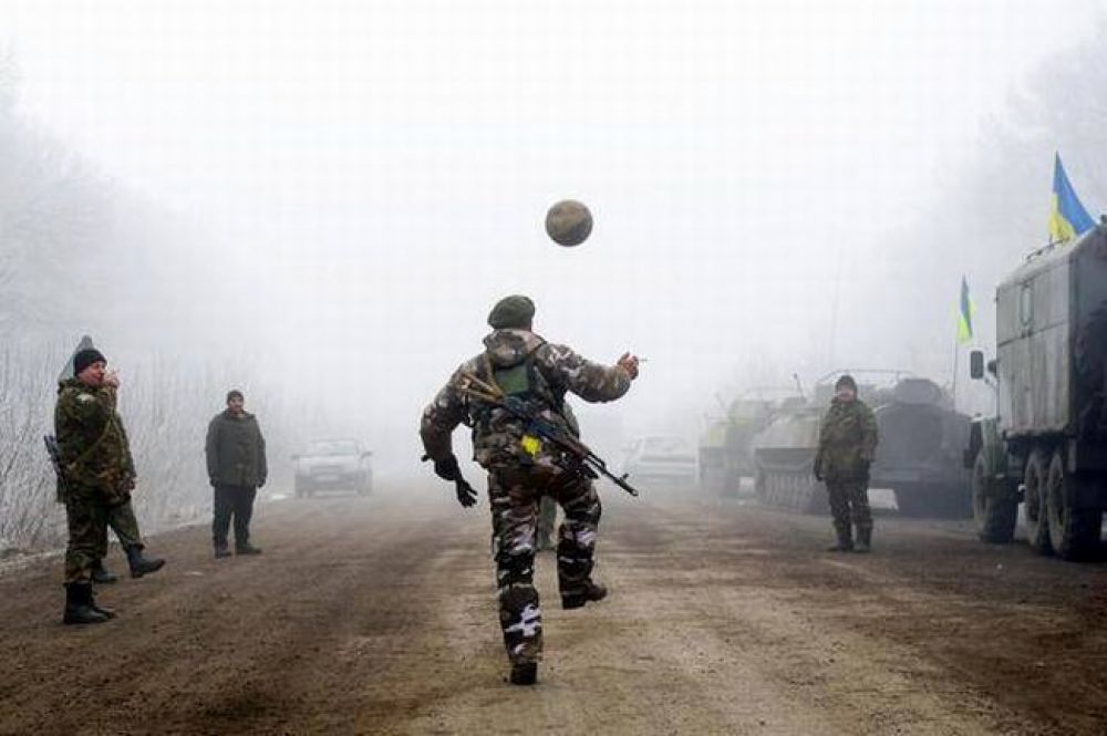Украинские военные играют в футбол на передовой возле Дебальцево