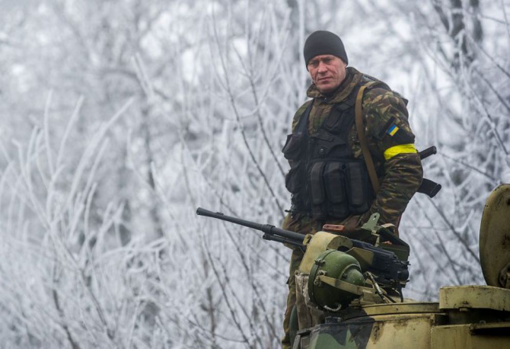 Украинские военные играют в футбол на передовой возле Дебальцево