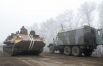 Украинские военные играют в футбол на передовой возле Дебальцево