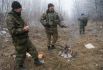Украинские военные играют в футбол на передовой возле Дебальцево