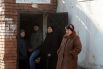 Жители Донецка у входа в бомбоубежище.