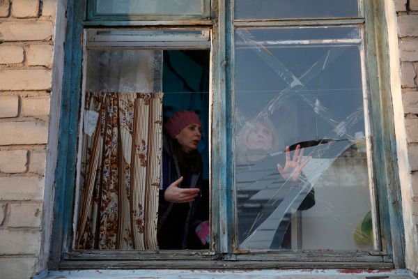 Жители Донецка после обстрела.
