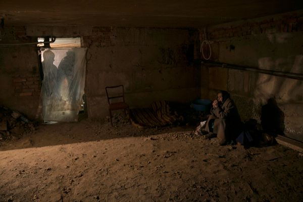 Жительница Енакиевов в подвале собственного дома. 