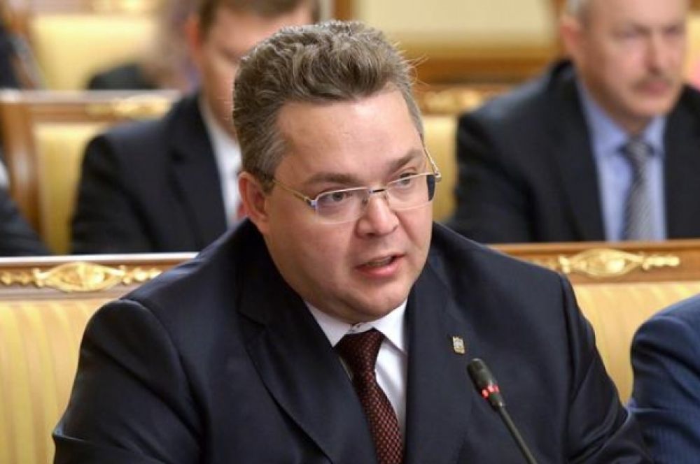 Губернатор Ставропольского края Владимир Владимиров переместился с четвертой строчки рейтинга на третью. Сообщалось, что Владимиров потребовал усилить охрану мест скопления людей и важных объектов после обнаружения машин с телами убитых на Ставрополье. Помимо этого глава региона сообщил, что власти выделят по миллиону рублей семьям убитых в результате теракта в Пятигорске. Также Владимир Владимиров сообщил, что в Минераловодском районе и городе Минводы, где в больнице произошла массовая драка со смертельным исходом, начались масштабные кадровые перестановки. Медиаиндекс Владимирова - 33 594.