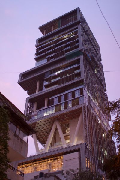 Миллиардер Мукеш Амбани построил в центре Мумбаи 27-этажное здание высотой 173 метра. В общей сложности, на возведение жилища ушел 1 млрд долларов. В доме спокойно уместились бы все 60 этажей, но заказчик настоял на высоких потолках. Здесь есть все: висячие сады, двухэтажный фитнес-центр, три вертолетные площадки, кинотеатр на 50 человек, подземный гараж на 168 машин и ледяная комната с пушками, стреляющими снегом. В доме живет семья — супруга, трое детей и мама миллиардера. В Antilia работает 600 человек обслуживающего персонала — из расчета 100 сотрудников на члена семьи. 