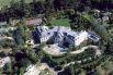 Дом Арона Спеллинга – это особняк в стиле французских замков. Вдова покойного продюсера выставила его на продажу за 150 млн долларов. Этот доми имеет 5248 квадратных метров площади, 2,4 гектара прилегающей территории.