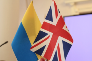 Флаги Украины и Британии