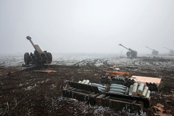 Артиллерийские орудия войск Донецкой народной республики в окрестностях Дебальцево Донецкой области.