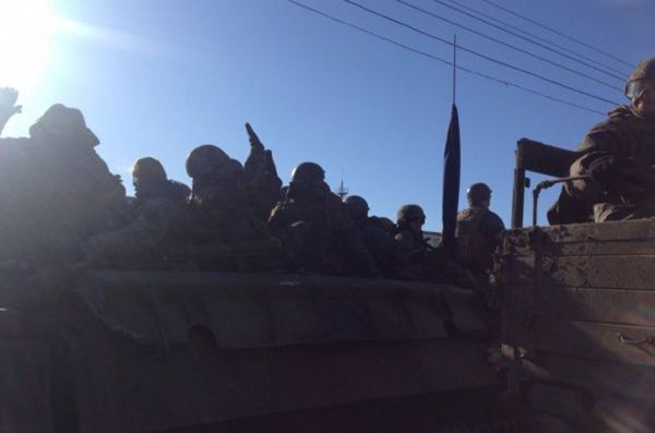 Украинские военные покидают Дебальцево 