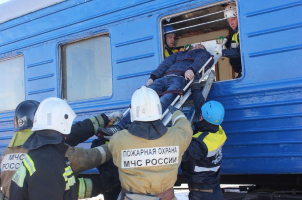 ...найти и эвакуировать пострадавших...