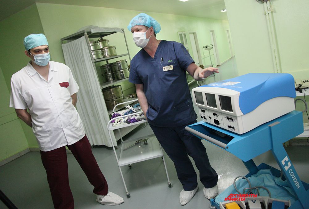 зам.глав.врача по инновациям профессор Привалов А.В. демонстрирует современный электрохирургический аппарат Force Triad 