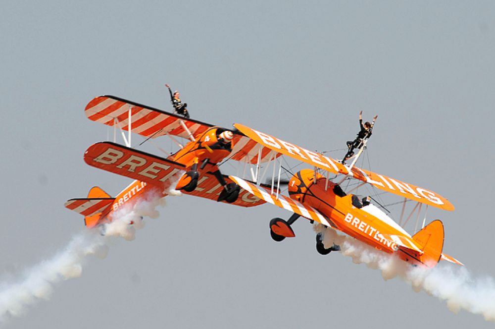 Частная британская аэробатическая пилотажная группа Breitling Wingwalkers.