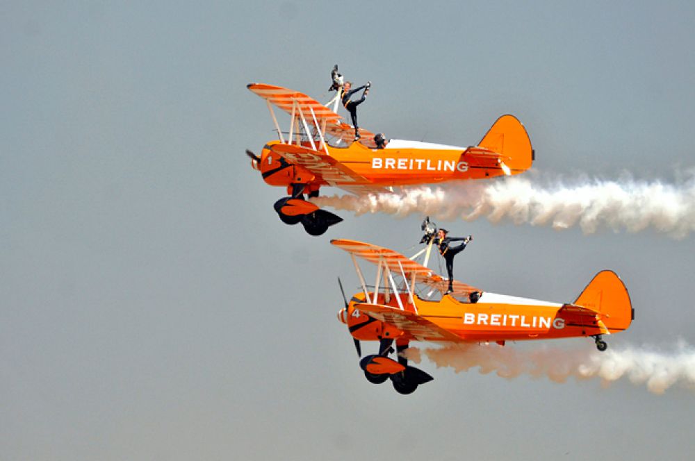 Частная британская аэробатическая пилотажная группа Breitling Wingwalkers.
