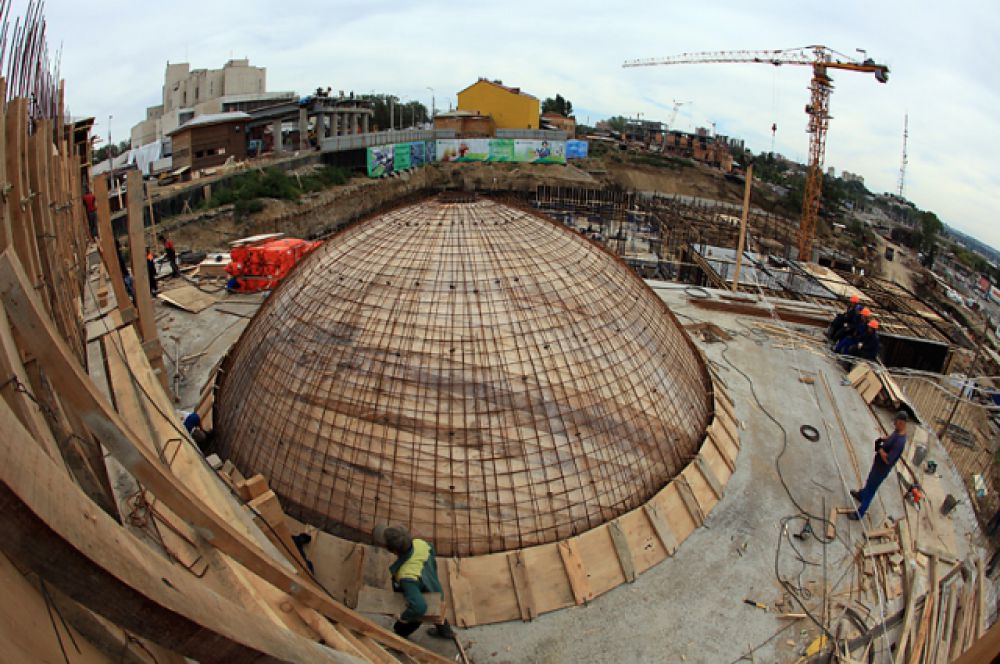 Полусферический экран планетария, имеющий диаметр 9.14 метра, защищен от внешних воздействий одиннадцатиметровым бетонным куполом, являющим собой единое целое с бетонным монолитным зданием. 