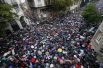 19 февраля. Буэнос-Айрес. Аргентина. Митингующие под зонтами на демонстрации в честь покойного прокурора Альберто Нисмана.