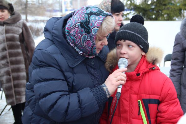 Ведущая праздника Светлана Мельниченко и юный победитель масленичной викторины.