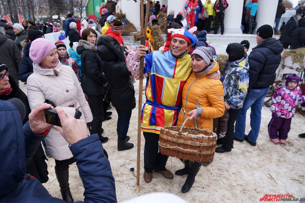 С артистами, одетыми в русские народные костюмы, все желающие могли сфотографироваться.