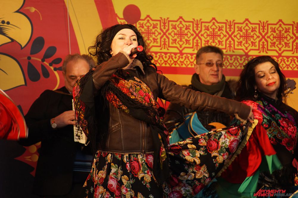 Не обошлось и без цыганских песен.