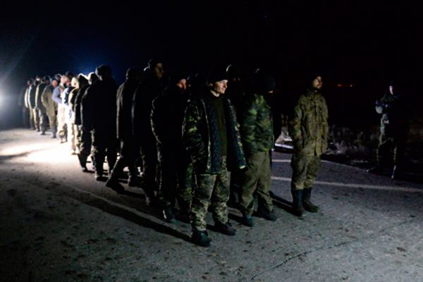 Военнопленные украинские силовики во время процедуры обмена.
