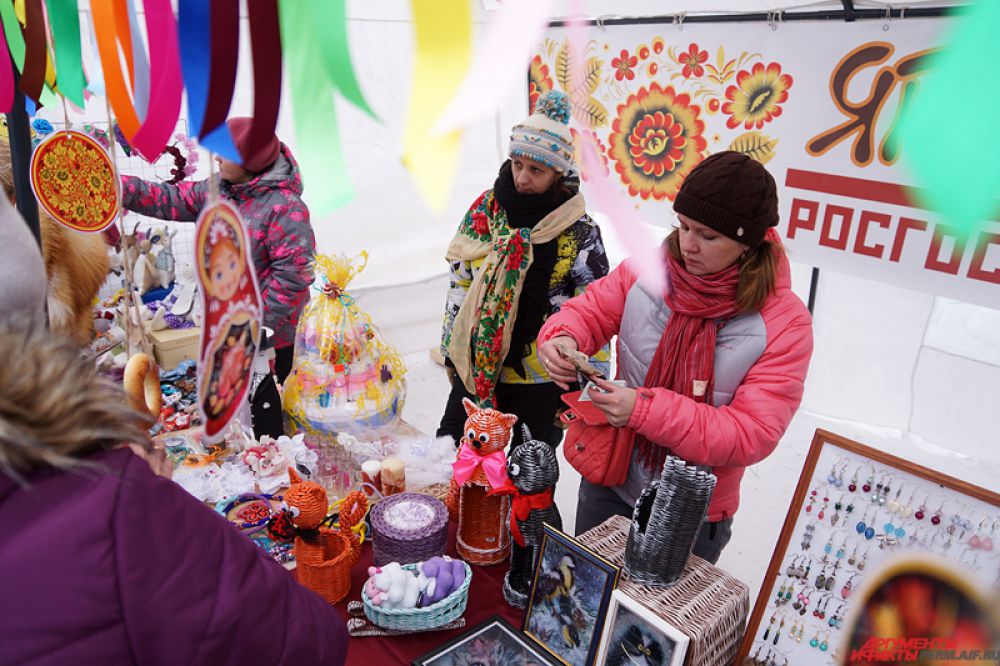 На центральной площади работала ярмарка народных промыслов.